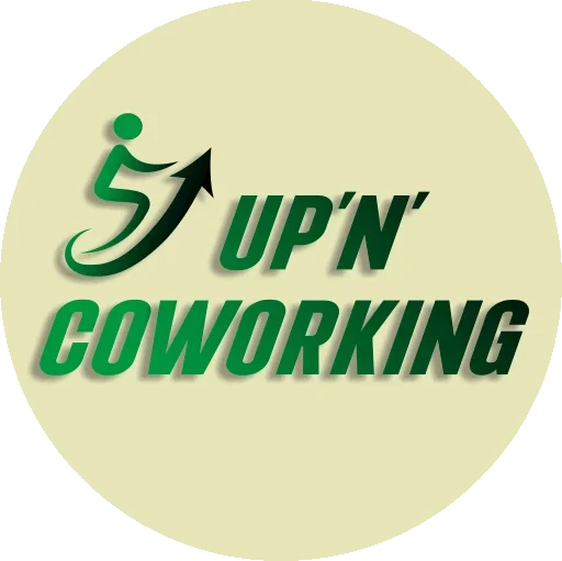 Logo du site Up'n'Coworking: un personnage stylisée faisant du vélo fictif sur une flèche ascendante vers le haut et la droit en le nom du site dans un rond.